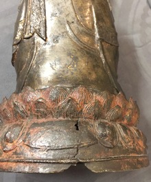 Un mod&egrave;le de Guanyin assis sur un tr&ocirc;ne de lotus en bronze, Chine, Ming