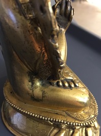 Een Sino-Tibetaanse verguld bronzen bronzen figuur van Tsongkhapa, 17/18e eeuw