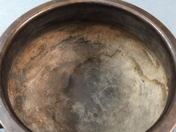 Een Chinese bronzen wierookbrander met leeuwenkoppen, Xuande merk, 19/20e eeuw