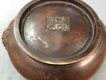 Een Chinese bronzen wierookbrander met leeuwenkoppen, Xuande merk, 19/20e eeuw