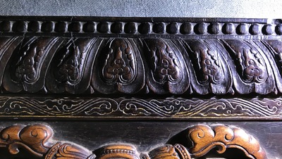 Un sanctuaire en bois sculpt&eacute; et incrust&eacute; d&eacute;cor&eacute; d'inscriptions, 19/20&egrave;me