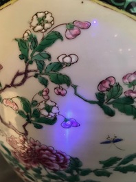 Une paire de vases couverts en porcelaine de Chine famille rose &agrave; fond noir, Yongzheng