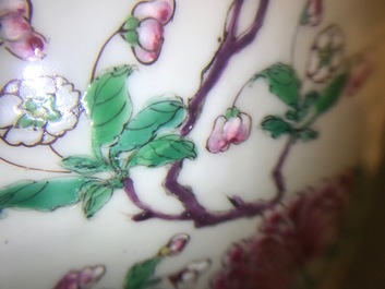 Une paire de vases couverts en porcelaine de Chine famille rose &agrave; fond noir, Yongzheng