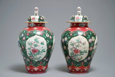 Une paire de vases couverts en porcelaine de Chine famille rose &agrave; fond noir, Yongzheng