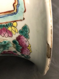 Une paire de vases en porcelaine de Chine famille rose &agrave; d&eacute;cor de figures, 19&egrave;me