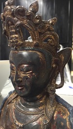 Een Chinese verguld en gelakt bronzen figuur van Guanyin, Ming