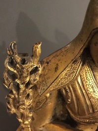 Een Sino-Tibetaanse verguld bronzen bronzen figuur van Tsongkhapa, 17/18e eeuw