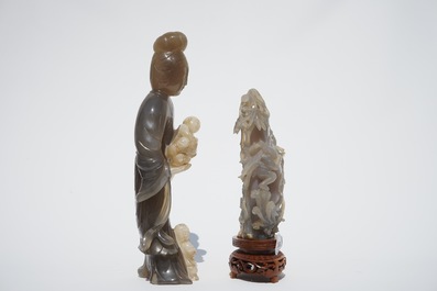 Une figure d'une femme et un vase d&eacute;coratif en agate sculpt&eacute;, Chine, 19/20&egrave;me