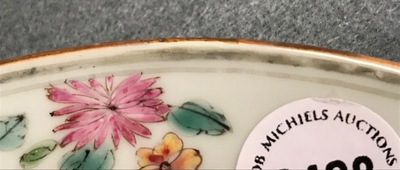 Une assiette en porcelaine de Chine famille rose &agrave; d&eacute;cor mythologique d'Apollon et Daphne, Yongzheng