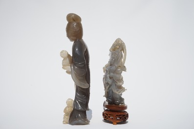 Une figure d'une femme et un vase d&eacute;coratif en agate sculpt&eacute;, Chine, 19/20&egrave;me