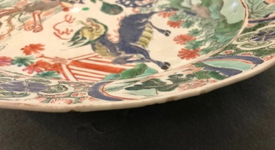 Un grand plat en porcelaine de Chine famille verte &agrave; d&eacute;cor d'un qilin et ph&eacute;nix, Kangxi