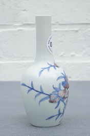 Un vase &agrave; d&eacute;cor 'sanduo' en porcelaine de Chine bleu, blanc et rouge, marque de Kangxi, 19/20&egrave;me