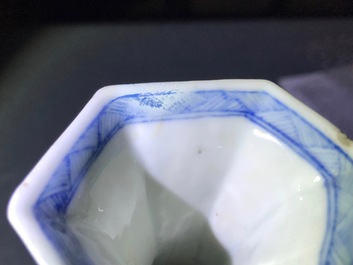 Un vase de forme bouteille octagonale en porcelaine de Chine bleu et blanc, Kangxi