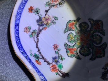 Une coupe en forme de coquille en porcelaine de Chine famille verte, Kangxi