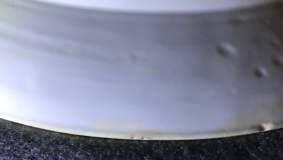 Un plat en porcelaine de Chine bleu et blanc &agrave; d&eacute;cor 'Pompadour', Qianlong