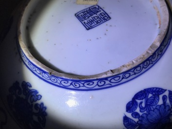 Un plat en porcelaine de Chine bleu et blanc &agrave; d&eacute;cor de grues, Jiajing