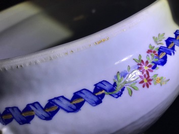 Een Chinese export porseleinen terrine op onderschotel met decor 'De mysterieuze urne', Qianlong/Jiaqing