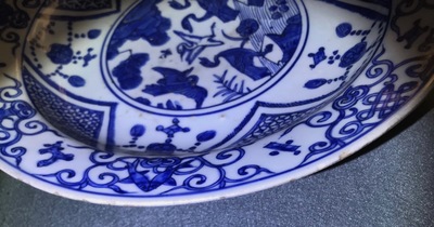 Un plat en porcelaine de Chine bleu et blanc &agrave; d&eacute;cor de grues, Jiajing