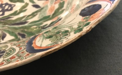 Un grand plat en porcelaine de Chine famille verte &agrave; d&eacute;cor d'un qilin et ph&eacute;nix, Kangxi