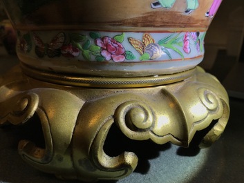 Une paire de vases aux montures en bronze ormolu en porcelaine de Chine famille rose sur fond c&eacute;ladon, 19&egrave;me