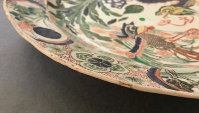 Un grand plat en porcelaine de Chine famille verte &agrave; d&eacute;cor d'un qilin et ph&eacute;nix, Kangxi