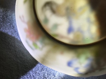 Une tasse et soucoupe en porcelaine de Chine famille rose &agrave; d&eacute;cor de coqs, Yongzheng