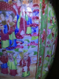 Une paire de vases en porcelaine de Chine famille rose &agrave; fond c&eacute;ladon, Canton, 19&egrave;me