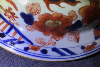 Un grand vase couvert en porcelaine de Chine de style Imari aux f&eacute;nix et qilins, Kangxi