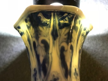 Un vase de forme bouteille octagonale en porcelaine de Chine bleu et blanc, Kangxi
