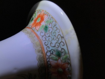 Une paire de vases en porcelaine de Chine famille verte aux dragons et ph&eacute;nix, 19&egrave;me