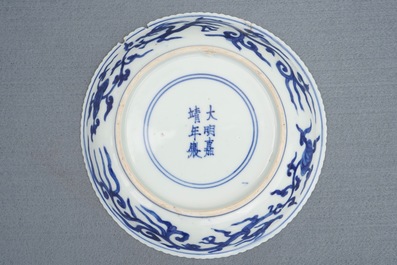 Een Chinees blauwwit schoteltje met draken, Jiajing merk en periode