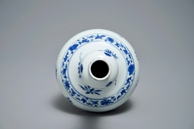 Un vase en porcelaine de Chine bleu et blanc &agrave; d&eacute;cor floral, &eacute;poque Transition