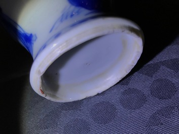 Une paire de vases couverts miniatures ou bo&icirc;tes &agrave; th&eacute; en porcelaine de Chine bleu et blanc, Kangxi