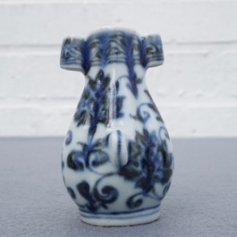 Een Chinees blauwwit vogelvoederbakje in de vorm van een pijlvaas, Xuande merk, Ming of later