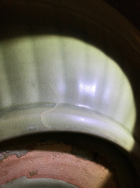 Een Chinese Longquan celadon schotel met onderglazuur draak, Ming
