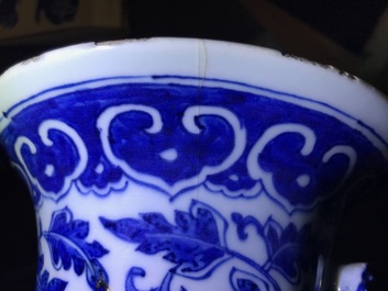 Une paire de vases en porcelaine de Chine bleu et blanc, 19&egrave;me