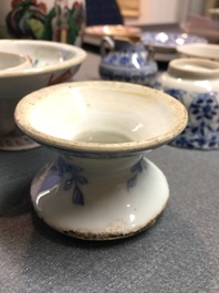 Un lot vari&eacute; en porcelaine de Chine, Kangxi et apr&egrave;s