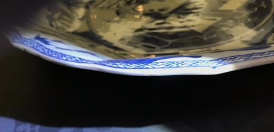 Une paire de plats en porcelaine de Chine bleu et blanc figurant les 'Soeurs Cao', Kangxi