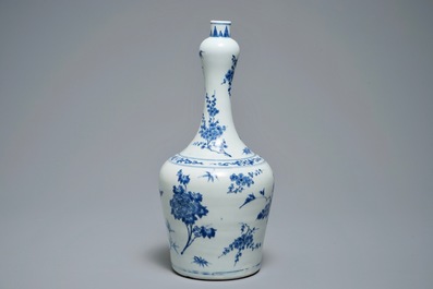 Un vase en porcelaine de Chine bleu et blanc &agrave; d&eacute;cor floral, &eacute;poque Transition