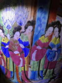 Twee grote Chinese famille rose vazen met figurendecor, 19e eeuw