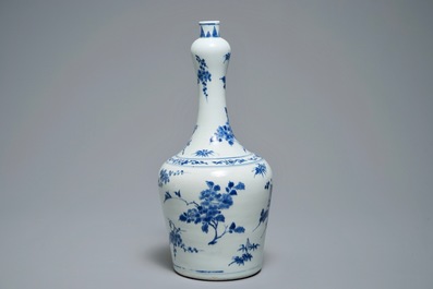 Een Chinese blauwwitte flesvormige vaas met floraal decor, Transitie periode