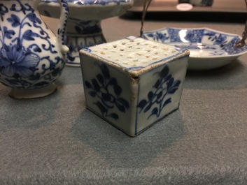 Un lot vari&eacute; en porcelaine de Chine bleu et blanc et de style Imari, 18&egrave;me