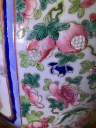 Twee grote Chinese famille rose vazen met figurendecor, 19e eeuw