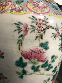 Quatre vases en porcelaine de Chine famille rose et verte, 19/20&egrave;me