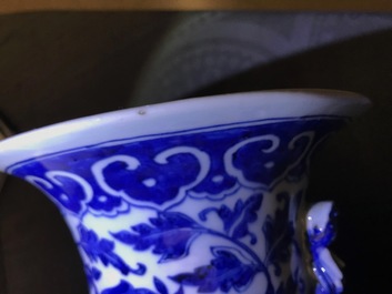 Une paire de vases en porcelaine de Chine bleu et blanc, 19&egrave;me