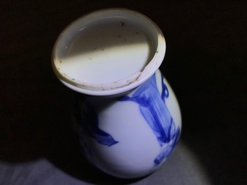 Une paire de vases couverts miniatures ou bo&icirc;tes &agrave; th&eacute; en porcelaine de Chine bleu et blanc, Kangxi