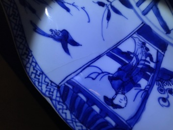 Une paire de plats en porcelaine de Chine bleu et blanc figurant les 'Soeurs Cao', Kangxi