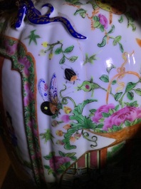 Deux grands vases en porcelaine de Chine famille rose, 19&egrave;me