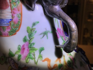 Deux grands vases en porcelaine de Chine famille rose, 19&egrave;me