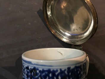 Een Japanse blauwwitte Arita kroes met zilveren montuur en een miniatuur kaststel, Edo, 17/18e eeuw